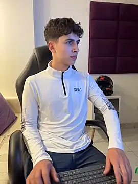 AdrianRinaldi live sex cam