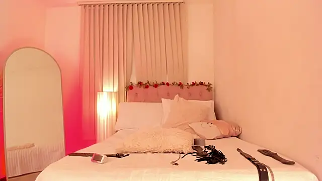 Lucie_Harper's cam snapshot