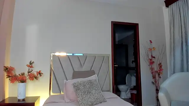 Nina_Cavaali's cam snapshot