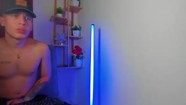 latiin_boy21's cam snapshot