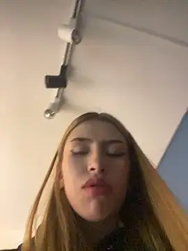 PrettyAshley_'s cam snapshot