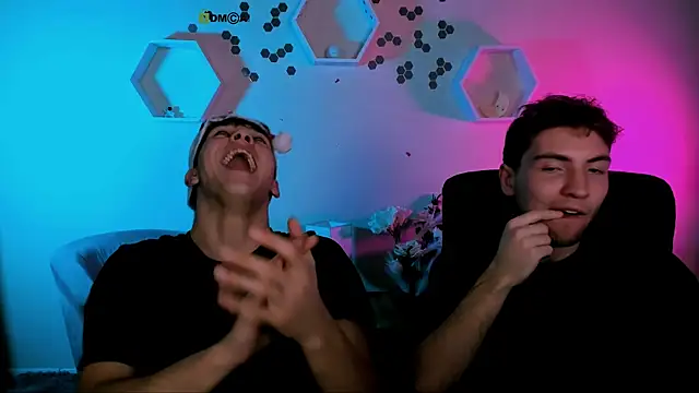 travis_wolf_'s cam snapshot