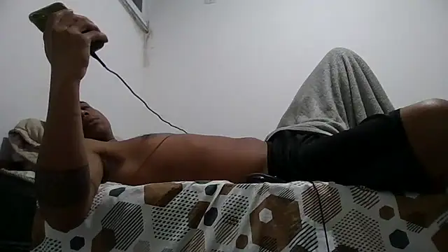 JUNINHOLEKEJR live sex cam