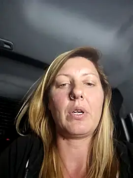 SheIsSomething live sex cam