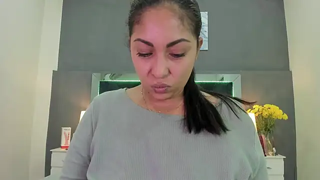 Lauralove_69's cam snapshot