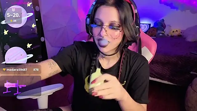 larah_uwu's cam snapshot