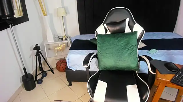 helena_copper_'s cam snapshot