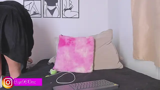 ellie_mcdonald's cam snapshot