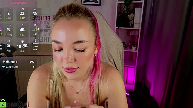 Christy_Little's cam snapshot