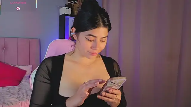 LoaLuxury's cam snapshot