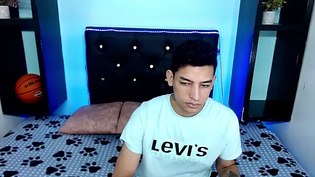 x_oliver_x's cam snapshot