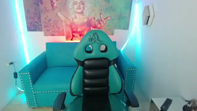 emmily_m1_'s cam snapshot