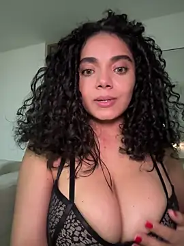 Curlyierr live sex cam