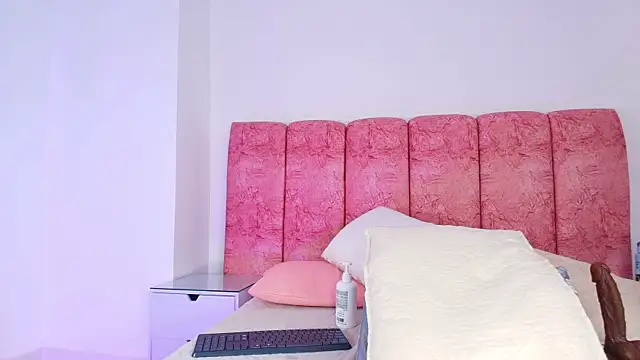 emmacurvy's cam snapshot