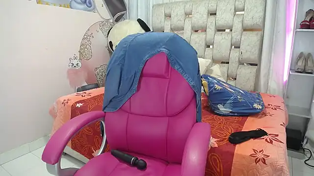 KEYRA-MILLER-'s cam snapshot