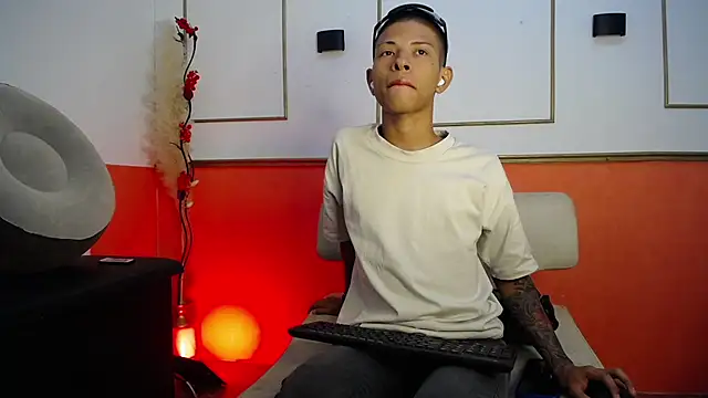 Tessachains_2_'s cam snapshot