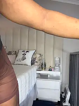 Bustygoddess32 live sex cam