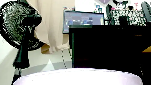 PetiteIvoryQueen19's cam snapshot