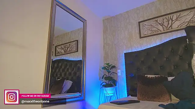 MaxxiCruzz live sex cam