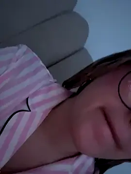 saliha_pinky_'s cam snapshot