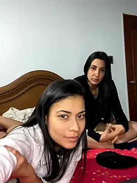 GirlsGetHorneynWild's cam snapshot