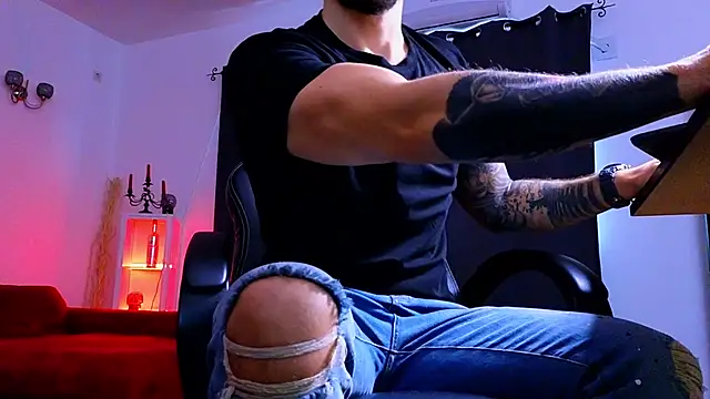 MightyAaron66 live sex cam