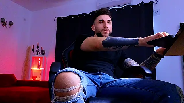 MightyAaron66 live sex cam