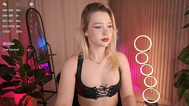 LauraWifeness live sex cam