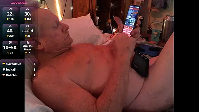 Pussyeat2please's cam snapshot