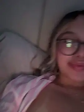 saliha_pinky_'s cam snapshot