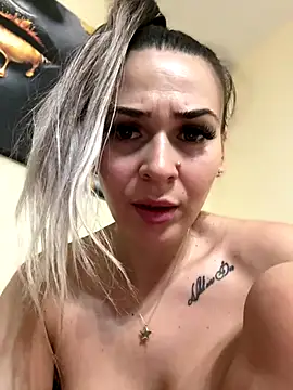 iSelena live sex cam
