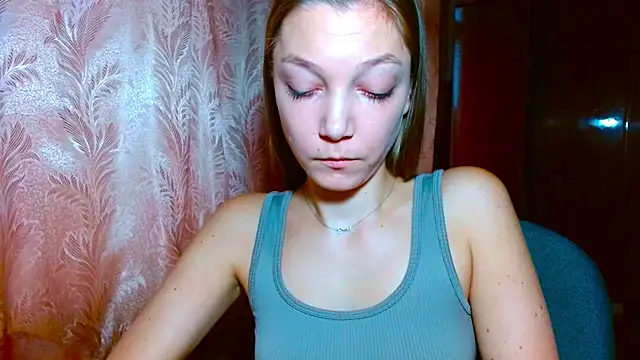 EmillyPlay's cam snapshot