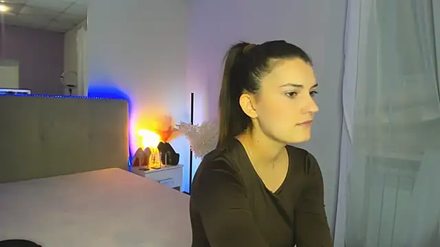 Laura_Leee's cam snapshot