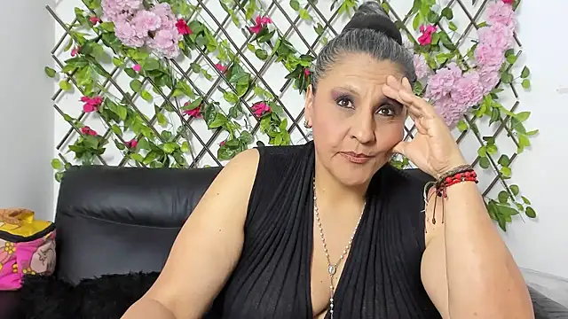 merlyna_goldens's cam snapshot