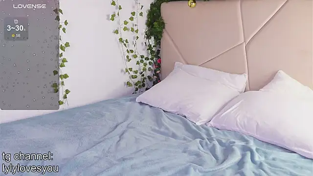 lylylovesyou's cam snapshot