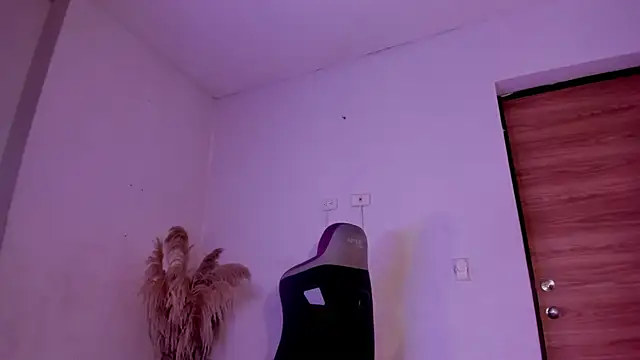 carolinemiller7 live sex cam