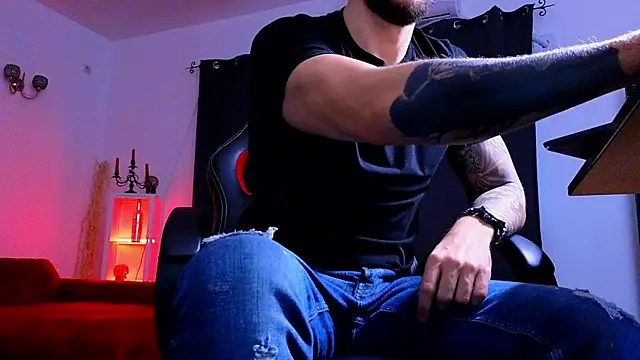 MightyAaron66 live sex cam