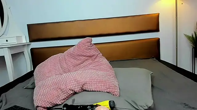 KatniseBabe live sex cam