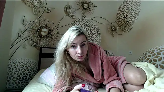 Yourrealgirl's cam snapshot