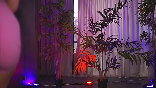 HotBustyBabeX's cam snapshot