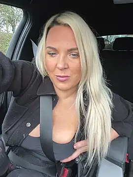 Bustyblondebabe32 live sex cam