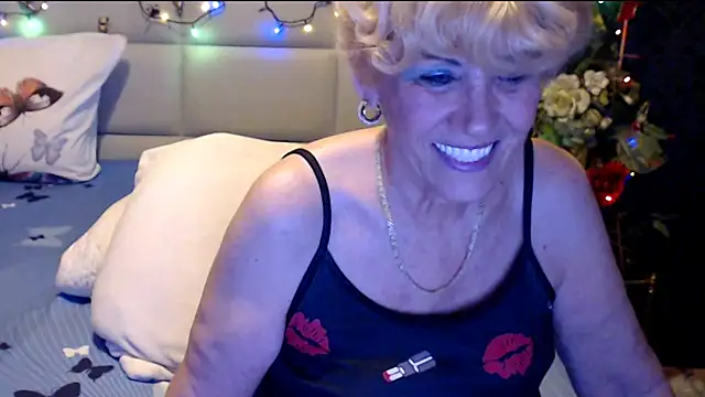 HappyWomanOn's cam snapshot