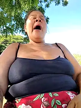 hotmom33's cam snapshot