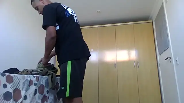 JUNINHOLEKEJR live sex cam