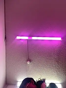 XBODTRIIPX live sex cam