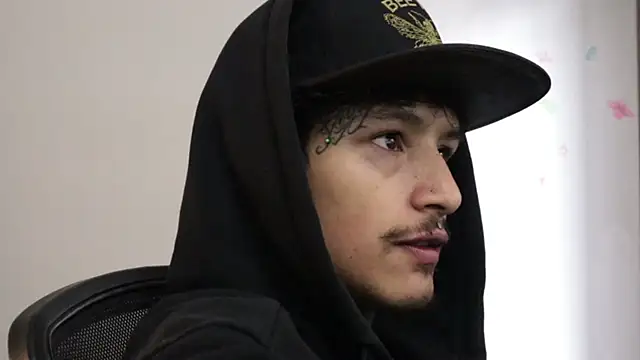 trieone live sex cam