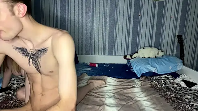 EmiliaCouple's cam snapshot