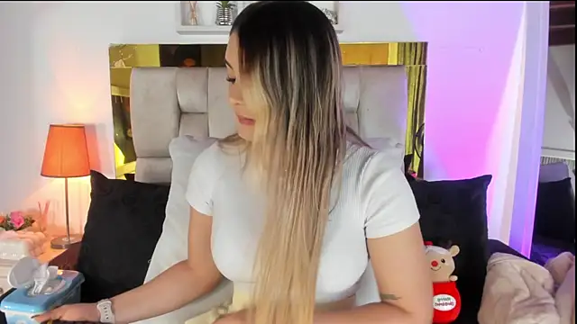 emmy_r's cam snapshot