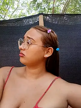 young_dairy01's cam snapshot