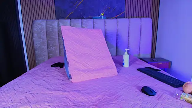 mia_scot's cam snapshot